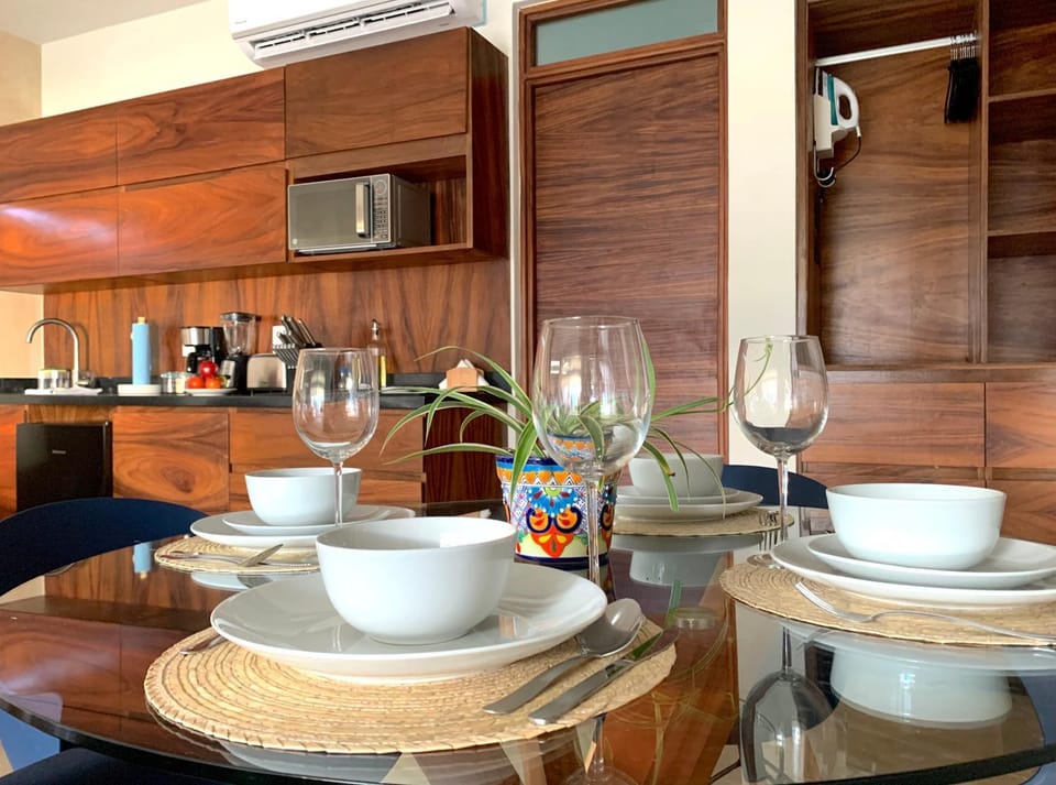 Kitchen or kitchenette, Dining area