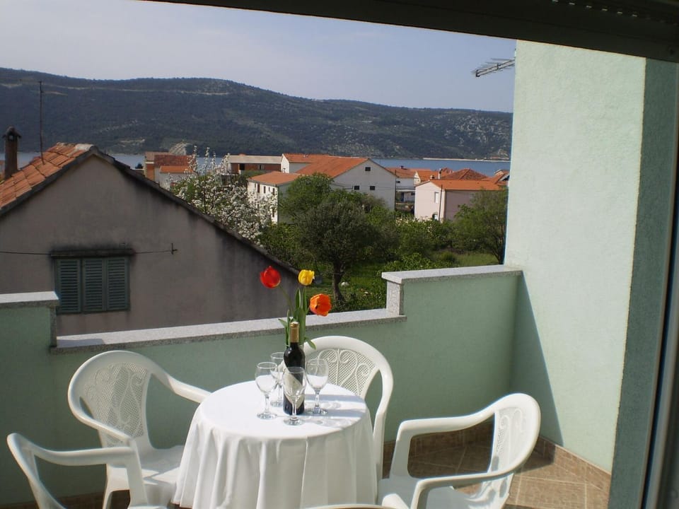 View (from property/room), Balcony/Terrace, Seating area