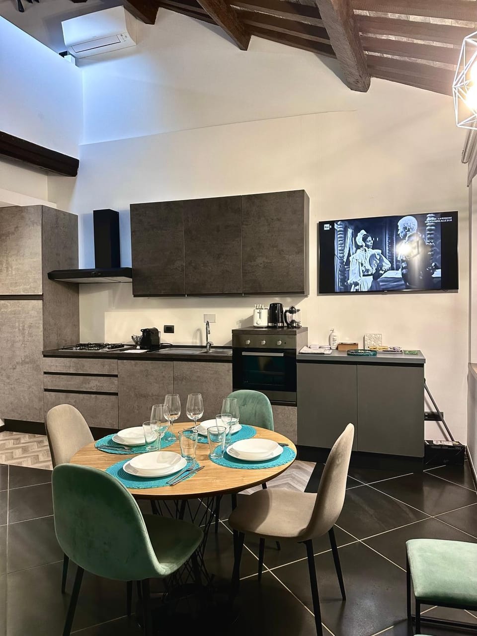 Kitchen or kitchenette, Dining area