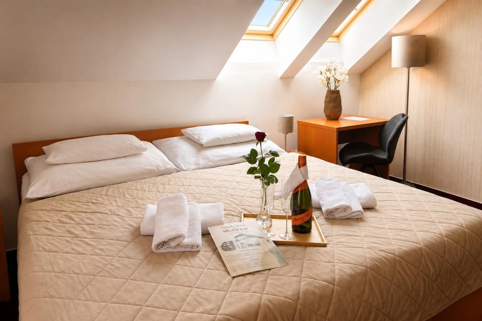 Bed, Photo of the whole room, Bedroom, towels