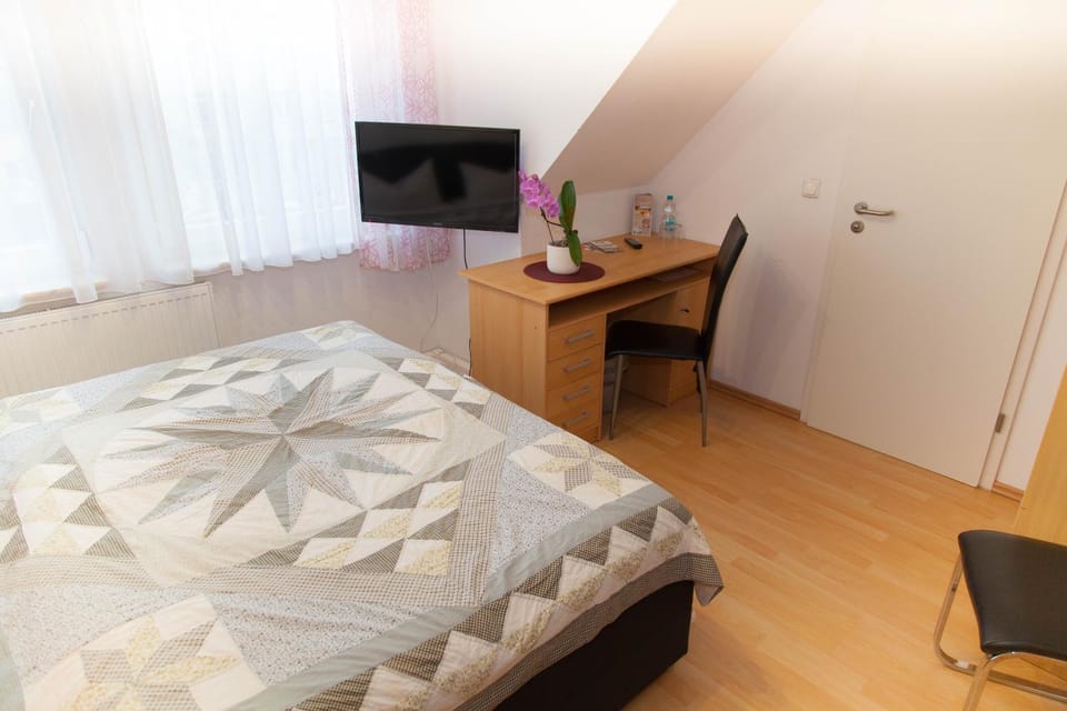 Bed, TV and multimedia, Photo of the whole room, Bedroom