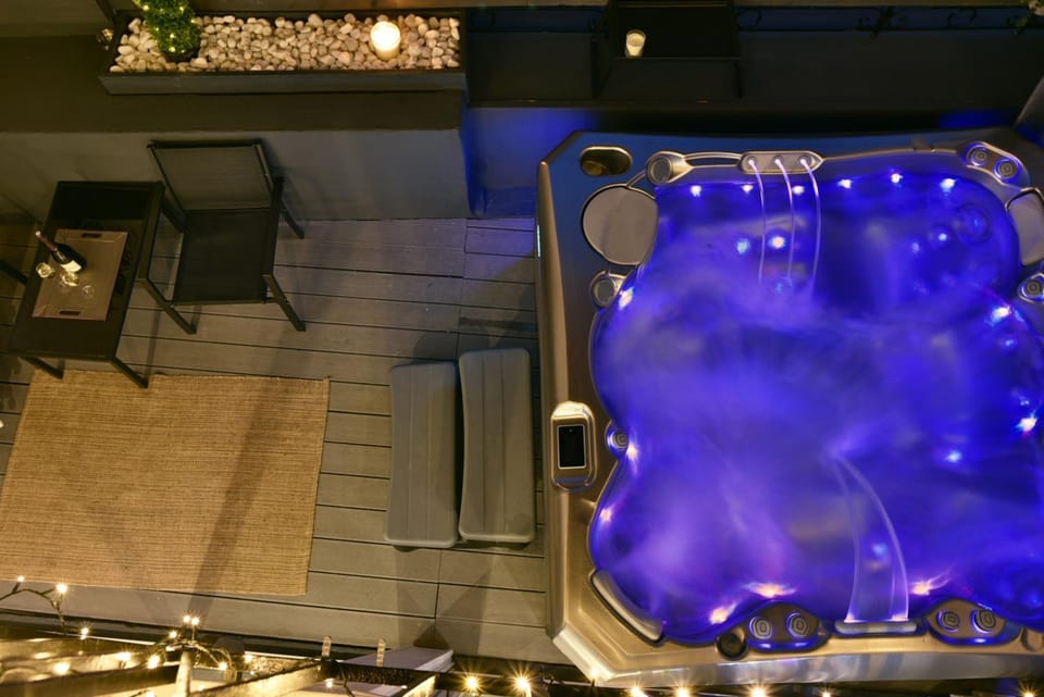 Patio, Hot Tub, Sauna, Spa and wellness centre/facilities, ATM, fireplace