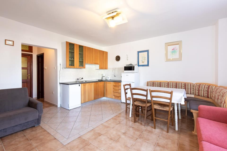 Kitchen or kitchenette, Seating area, microwave, stove
