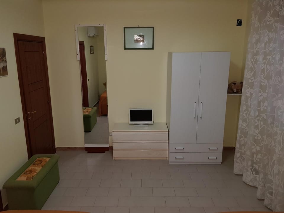 TV and multimedia, Photo of the whole room, wardrobe
