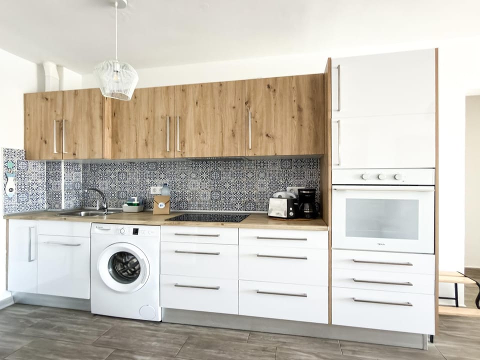 Kitchen or kitchenette, washing machine