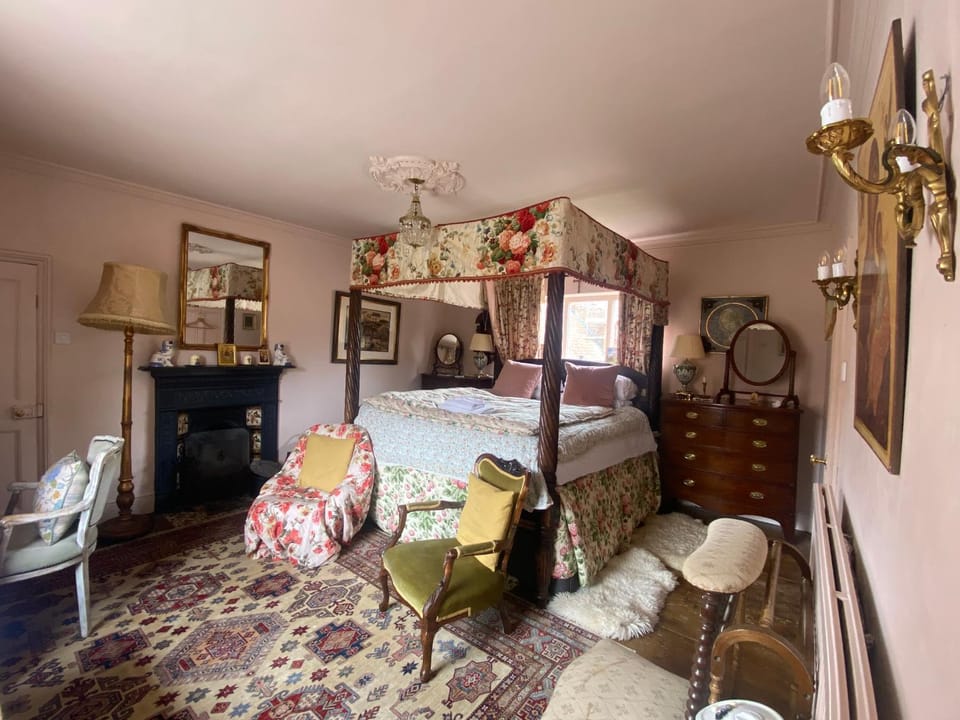 Bed, Photo of the whole room, Seating area, Bedroom, Family