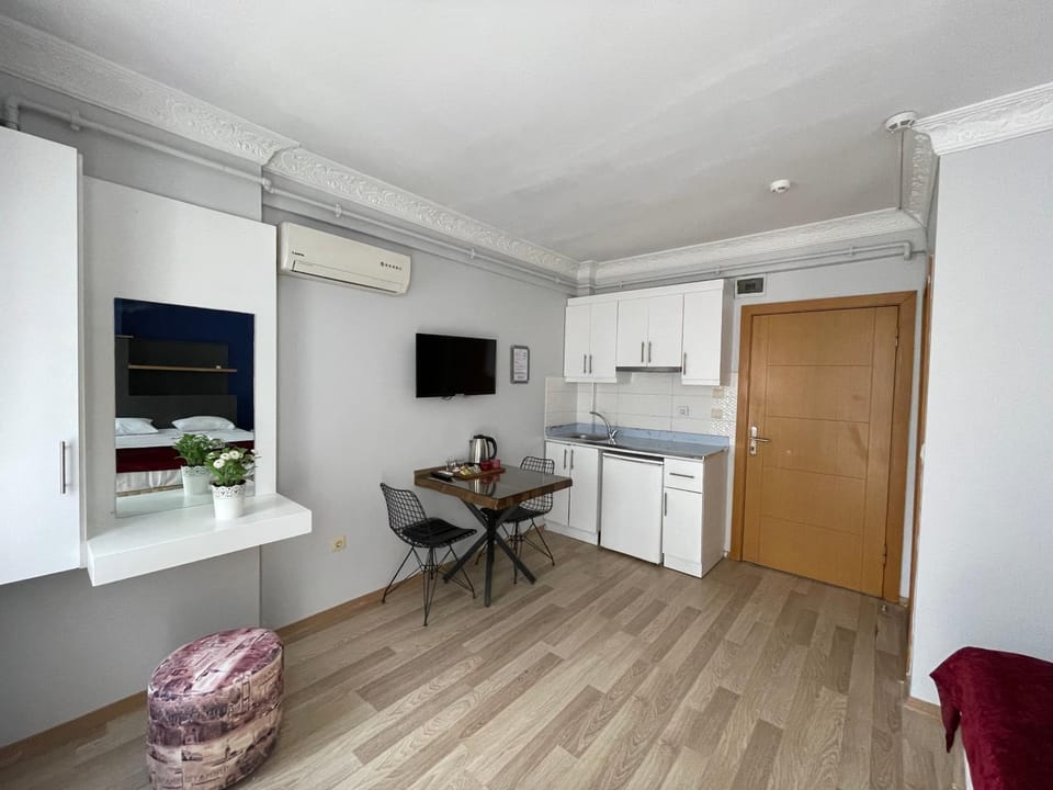 TV and multimedia, Dining area, minibar, air conditioner