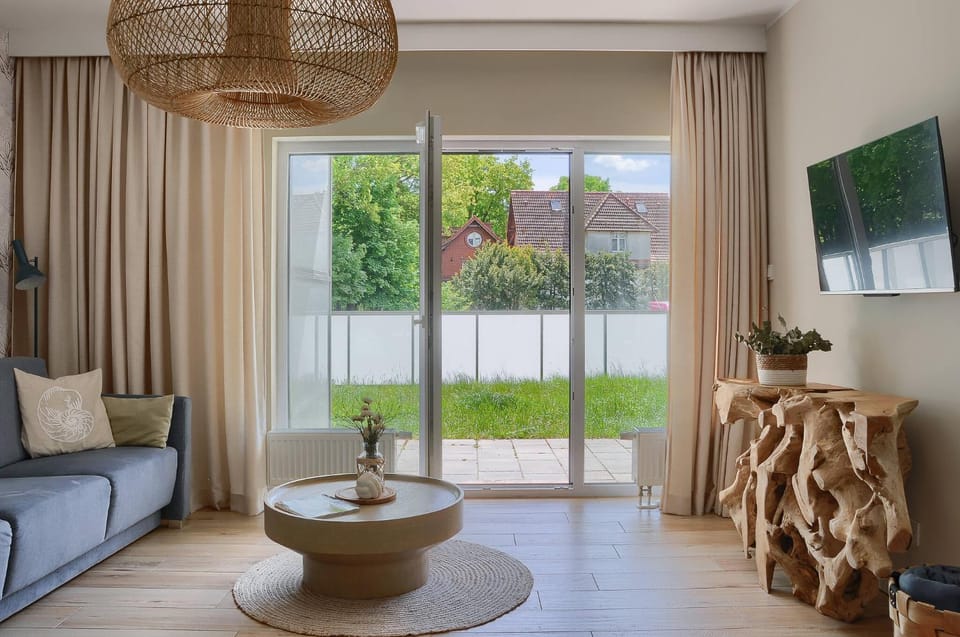 Communal lounge/ TV room, Garden, TV and multimedia, Balcony/Terrace, Living room, Seating area, Evening entertainment, Garden view