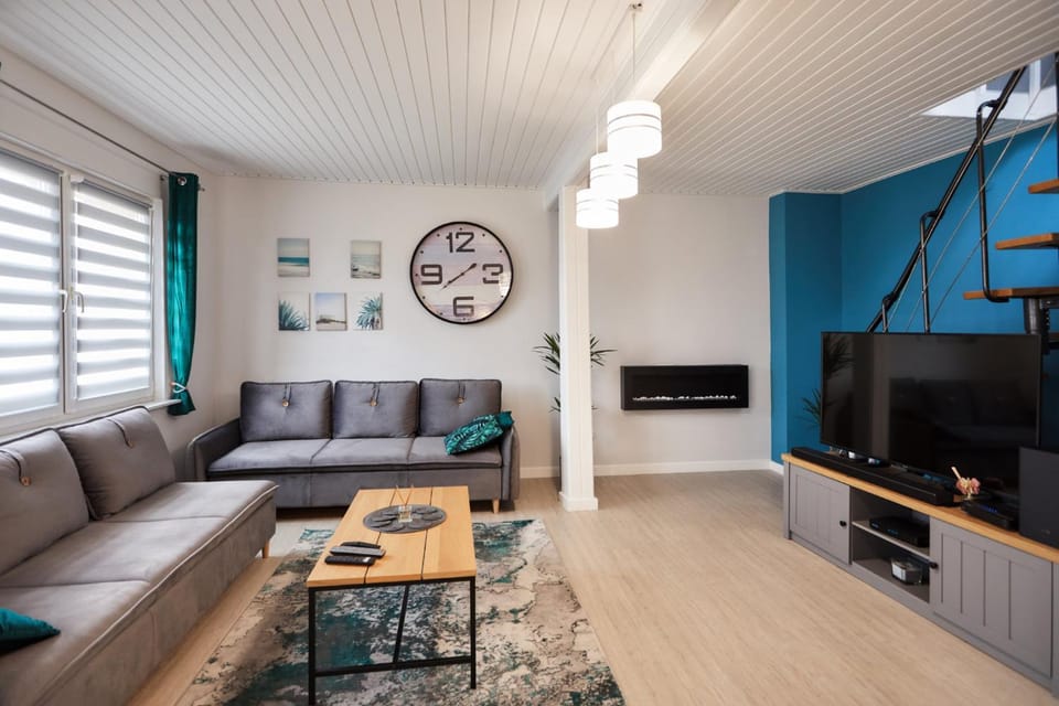 Communal lounge/ TV room, TV and multimedia, Living room, Seating area
