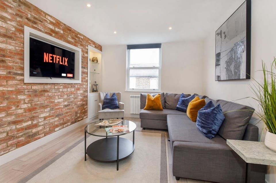 Communal lounge/ TV room, TV and multimedia, Living room, Seating area, Evening entertainment