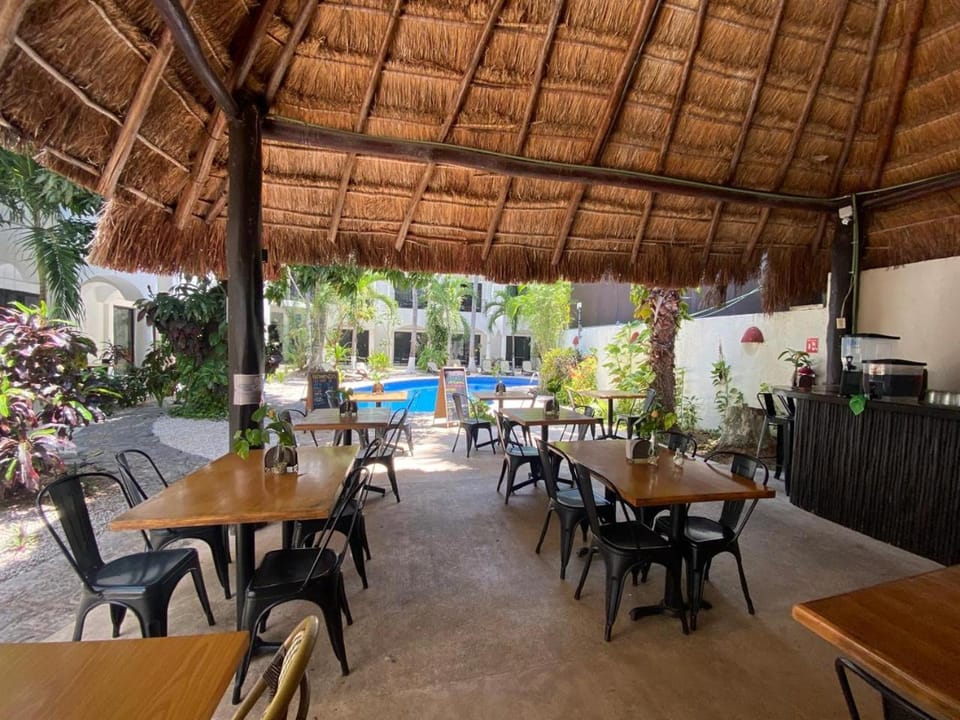 Restaurant/places to eat, Pool view