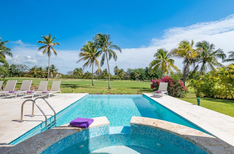 Garden view, Pool view, Swimming pool, sunbed