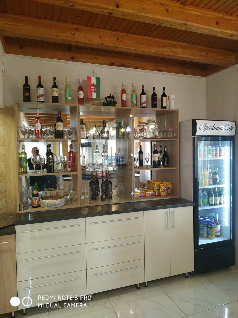 Lounge or bar, Food and drinks