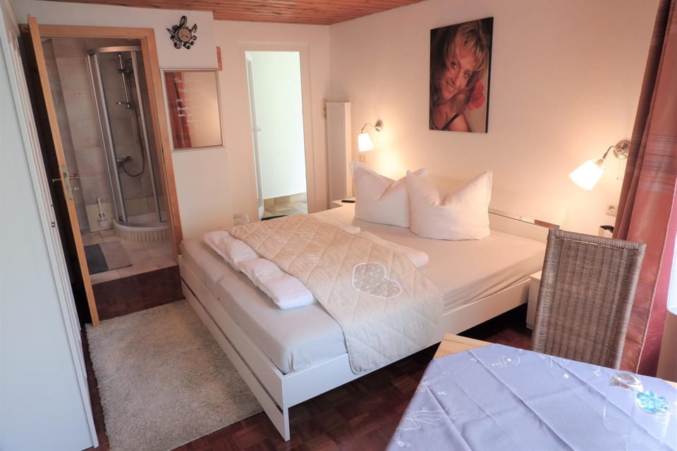 Photo of the whole room, Bedroom, wardrobe