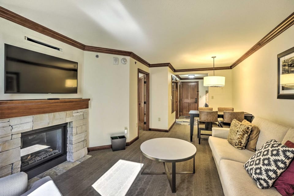 6 Mi to Lake Tahoe: Everline Resort Retreat! House in Palisades Tahoe (Olympic Valley)