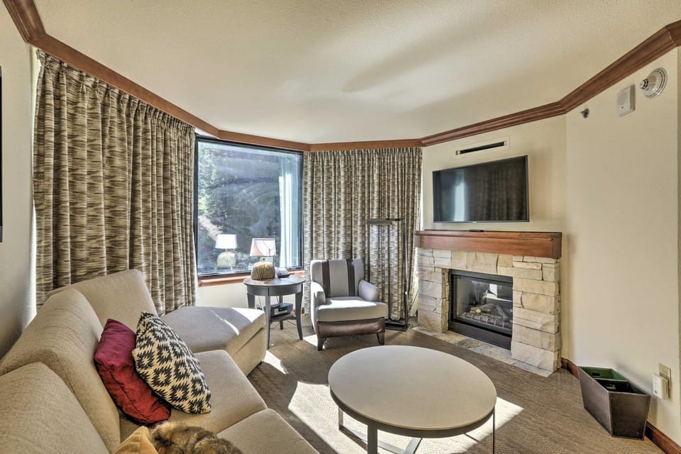 6 Mi to Lake Tahoe: Everline Resort Retreat! House in Palisades Tahoe (Olympic Valley)