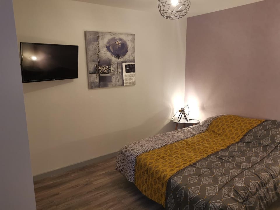 Photo of the whole room, Bedroom