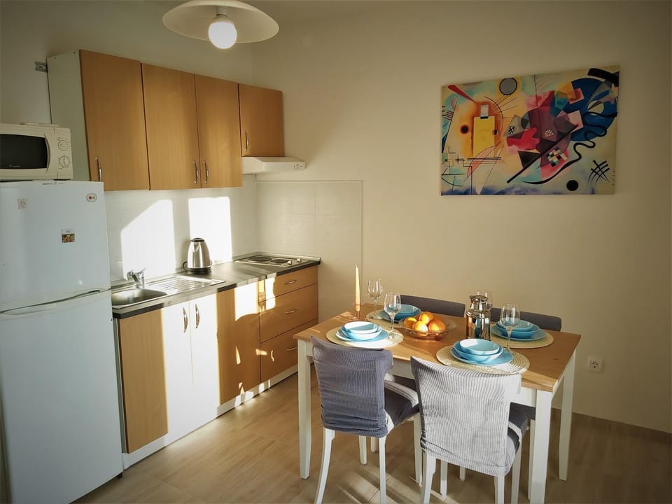 Dining area, kitchen