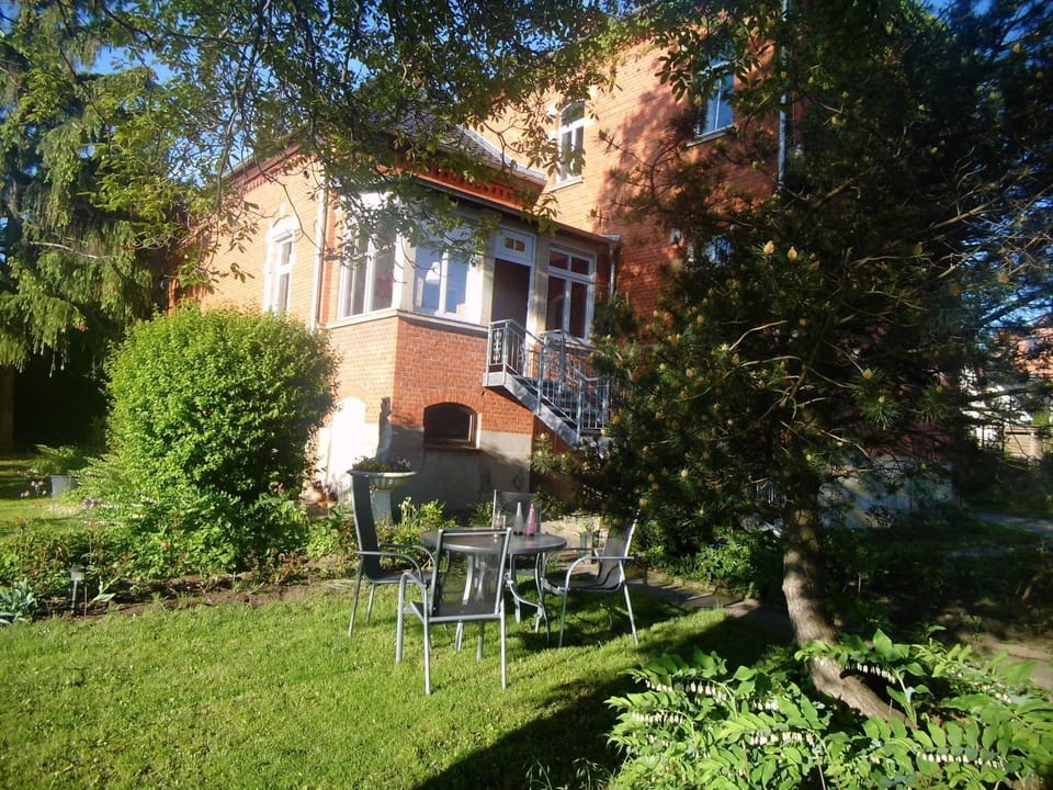 Property building, Restaurant/places to eat, Spring, Balcony/Terrace