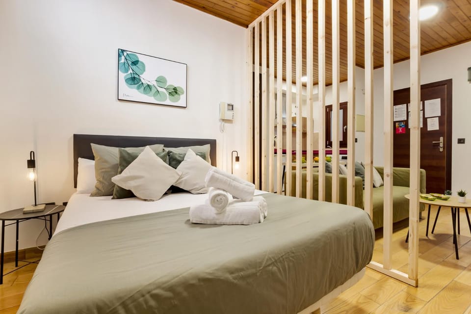 Bed, towels