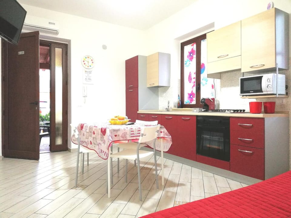 Coffee/tea facilities, Kitchen or kitchenette, Seating area, Dining area