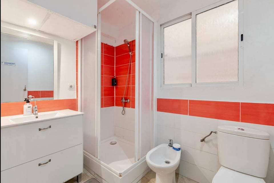 Shower, Toilet, Bathroom, towels