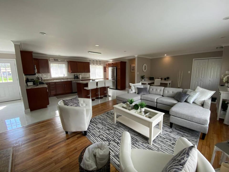 Elegant & spacious 32 Gem in Harper Woods House in Detroit