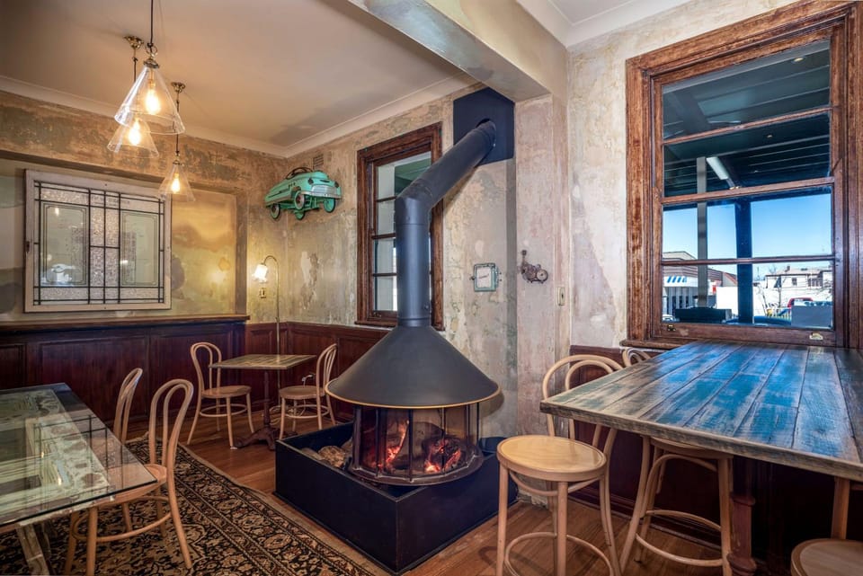 Restaurant/places to eat, Restaurant/places to eat, Lounge or bar
