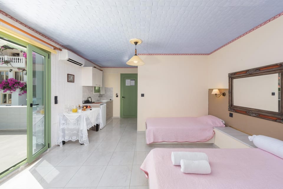 Apartment - Sleeps 10 - Parking - Garden - Pool Apartment in Piskopiano