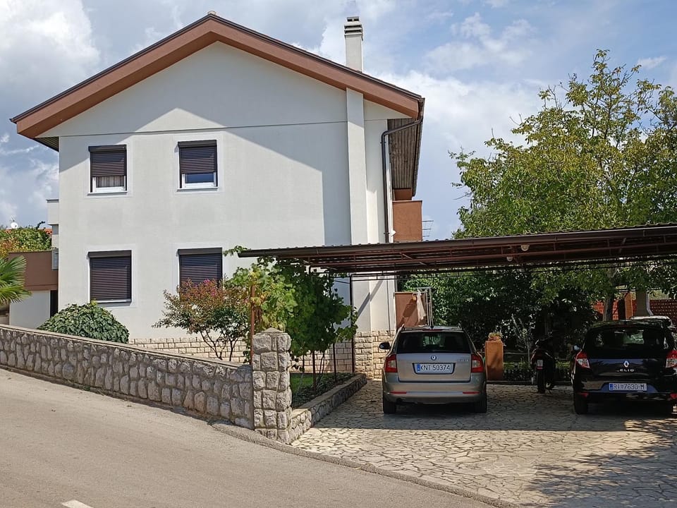 Property building, Day, Neighbourhood, Street view, Parking