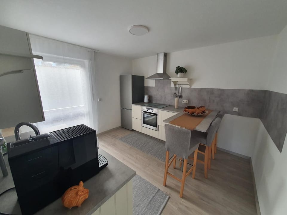 Coffee/tea facilities, Kitchen or kitchenette, Dining area, kitchen