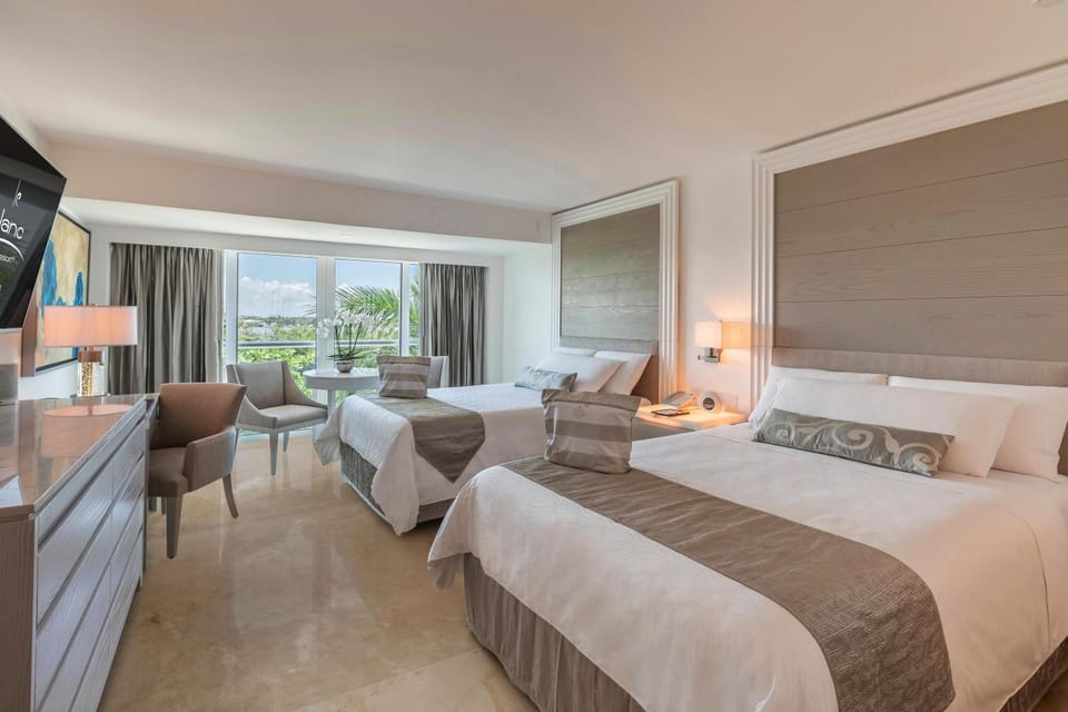 Bed, TV and multimedia, Living room, Photo of the whole room, Seating area, Bedroom