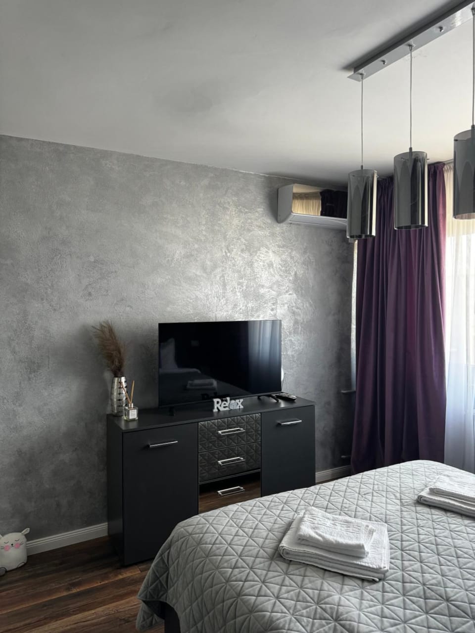 Bed, TV and multimedia, Bedroom