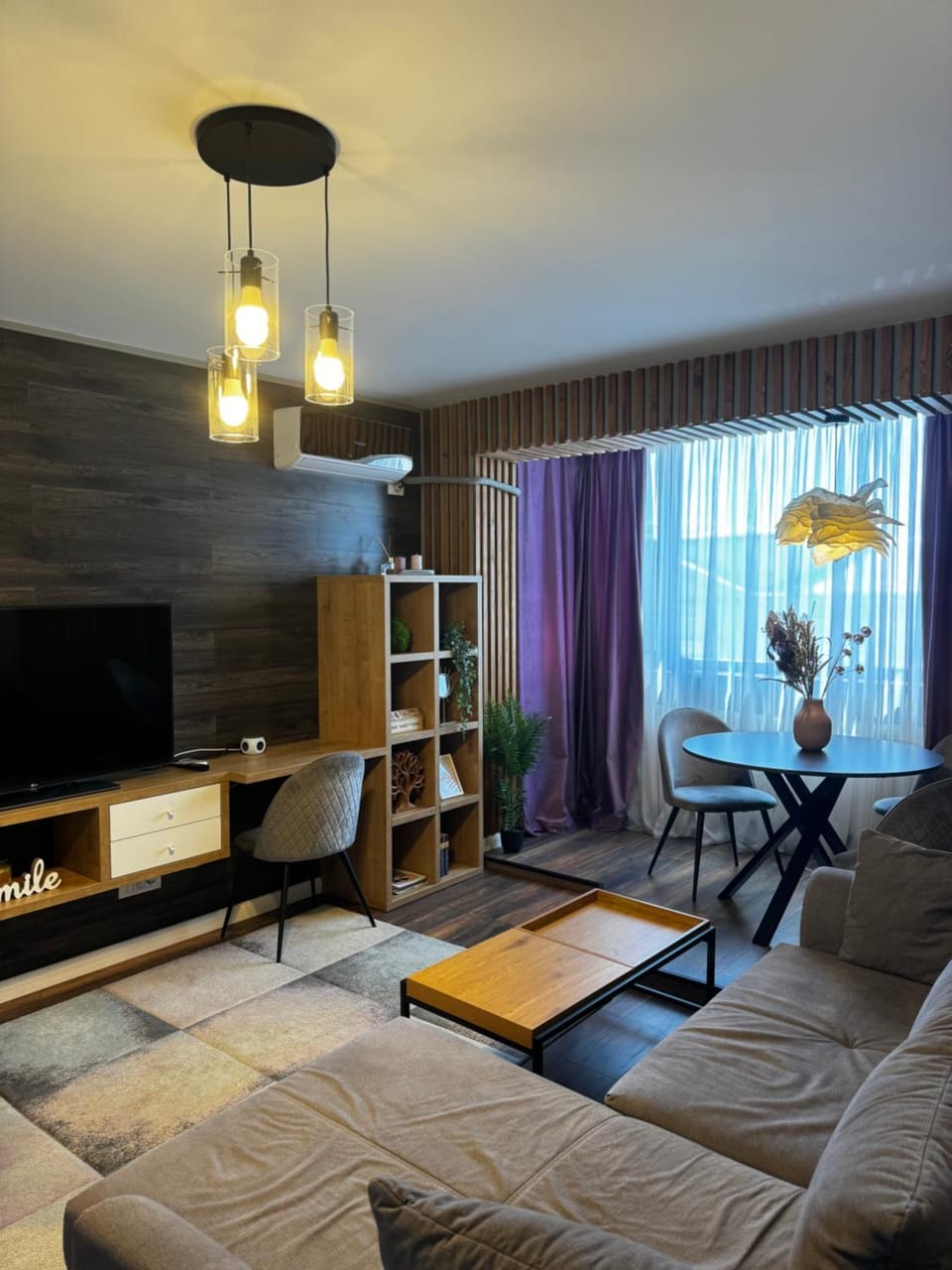 TV and multimedia, Living room, Seating area, Evening entertainment