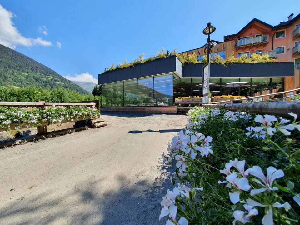 Property building, Restaurant/places to eat, Neighbourhood