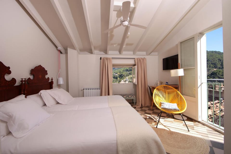 Bed, TV and multimedia, Balcony/Terrace, Photo of the whole room, Decorative detail, Bedroom, Mountain view