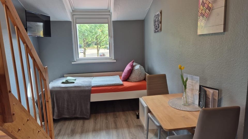 Bed, TV and multimedia, Dining area, towels, towels