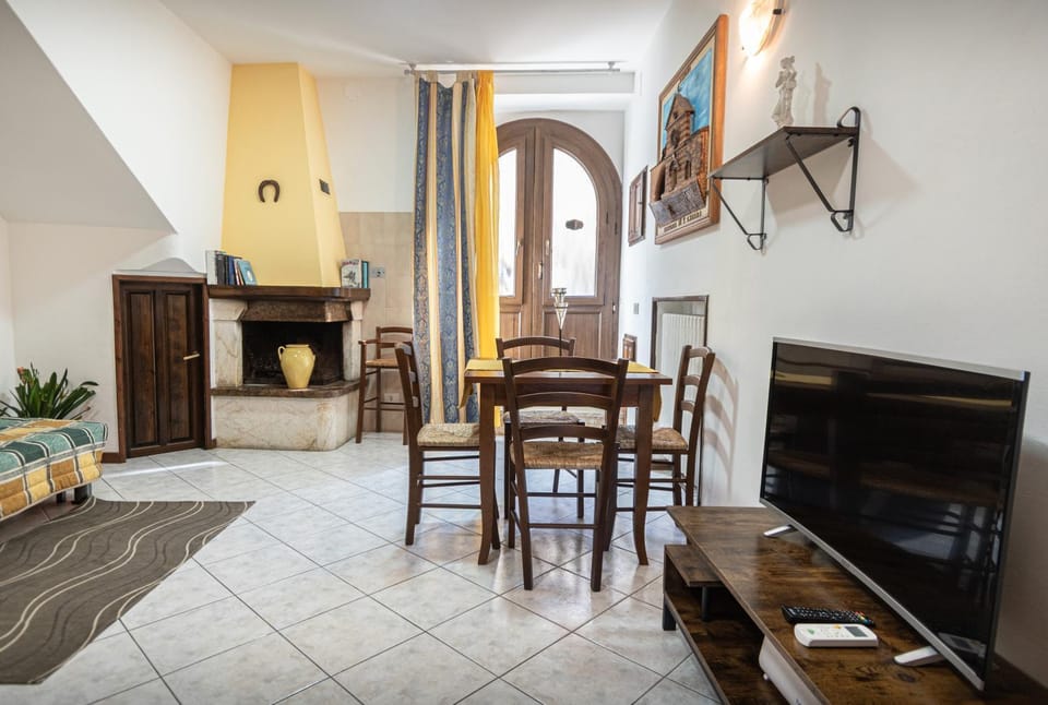 TV and multimedia, Seating area, Dining area