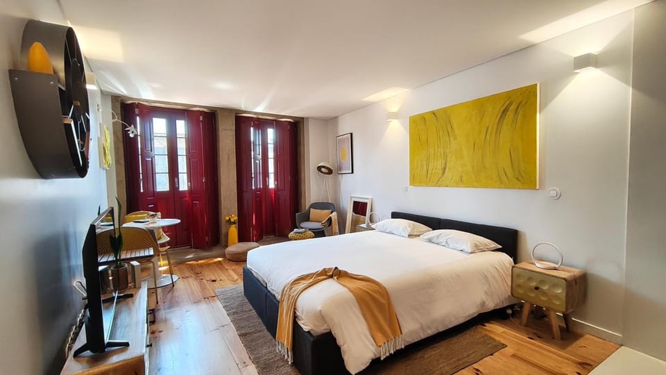 Bed, TV and multimedia, Living room, Seating area, Bedroom