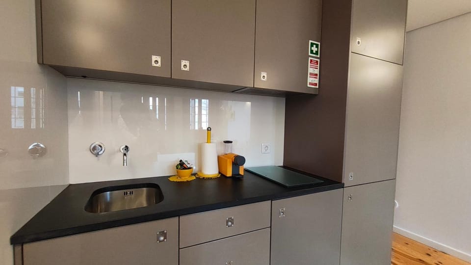 Coffee/tea facilities, Kitchen or kitchenette, stove