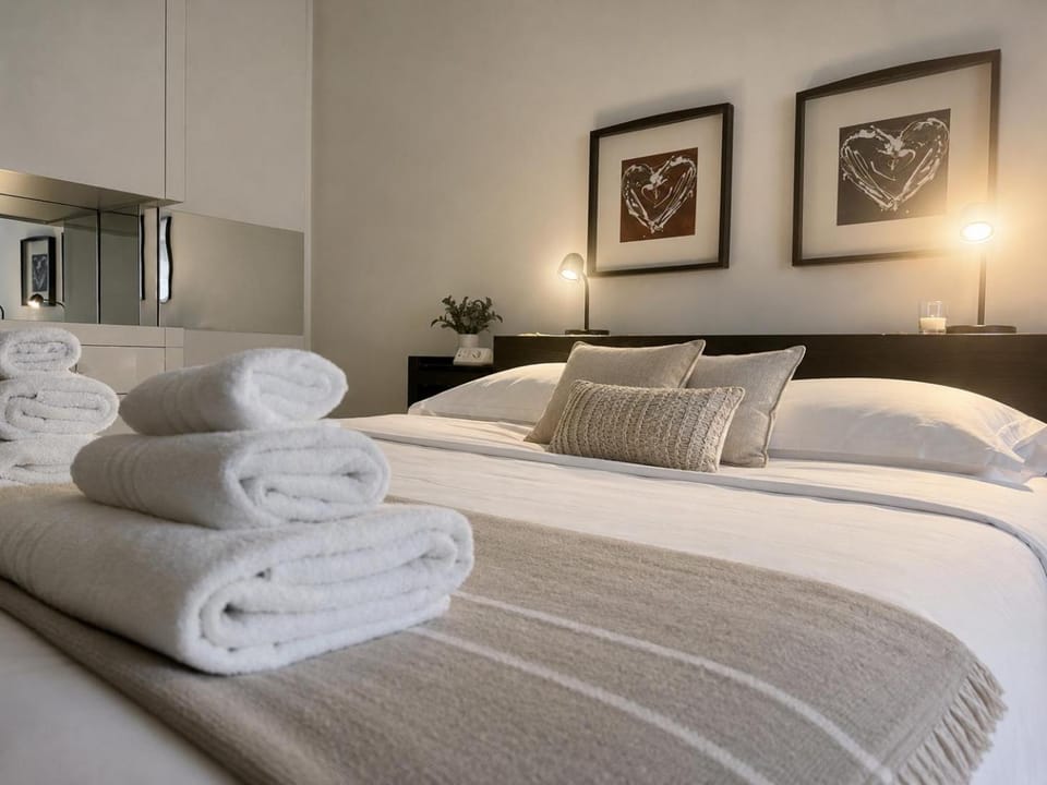 Bed, Photo of the whole room, Bedroom, towels