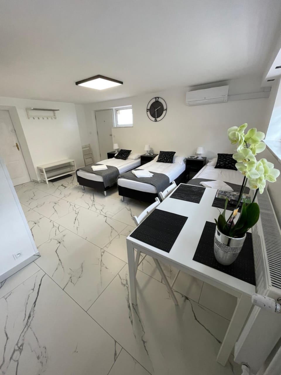 Bed, Living room, Photo of the whole room, Seating area, Bedroom, air conditioner