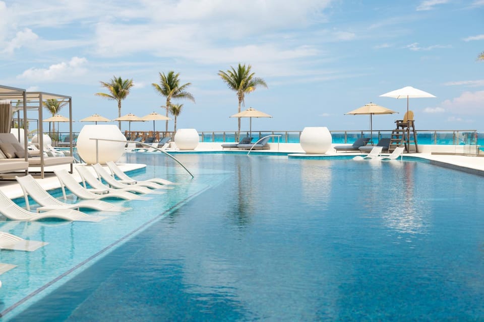 Pool view, Swimming pool, sunbed