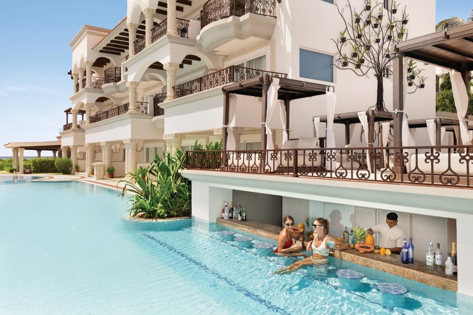 Lounge or bar, Swimming pool, Alcoholic drinks