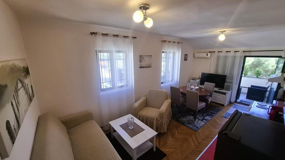 Communal lounge/ TV room, TV and multimedia, Balcony/Terrace, Living room, Photo of the whole room, Seating area, Dining area, Evening entertainment