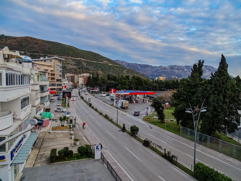Property building, Day, Neighbourhood, Natural landscape, Balcony/Terrace, City view, Mountain view, Street view, Location