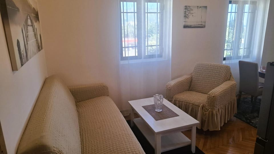 Bed, Living room, Seating area