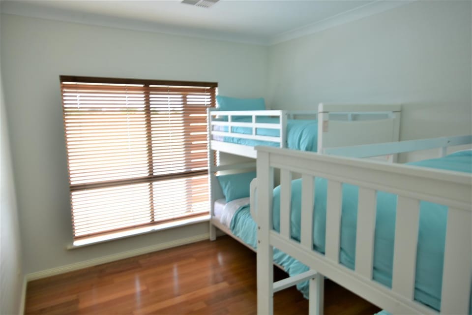 Bedroom, bunk bed