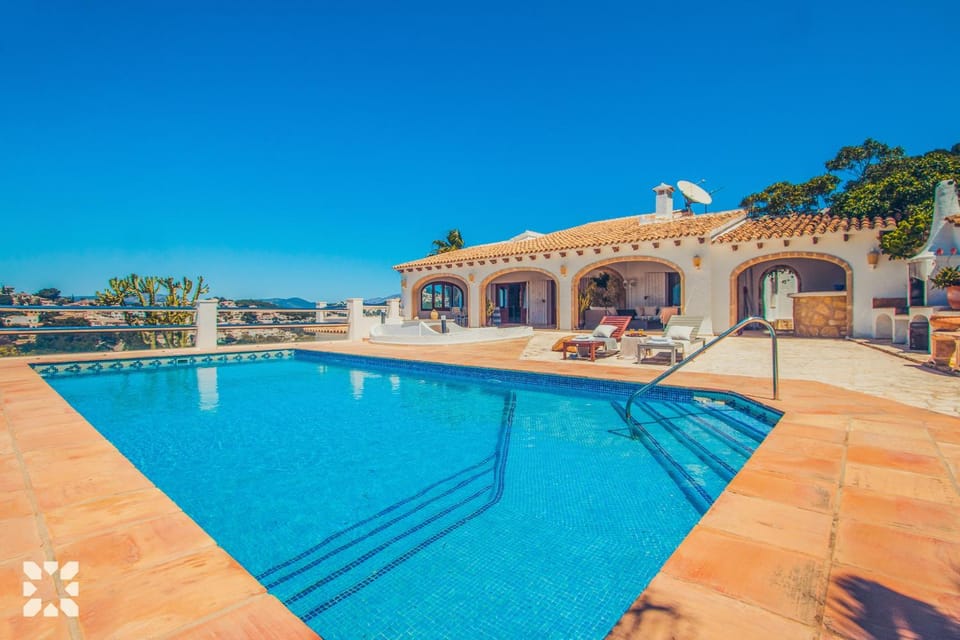 Property building, Day, Pool view, Swimming pool, sunbed