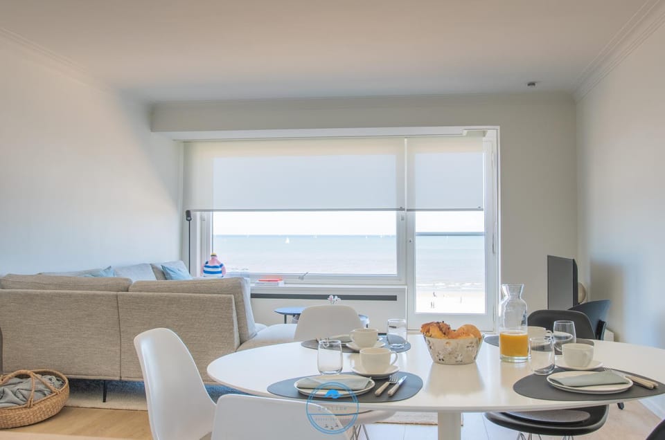 Living room, Dining area, Food, Sea view